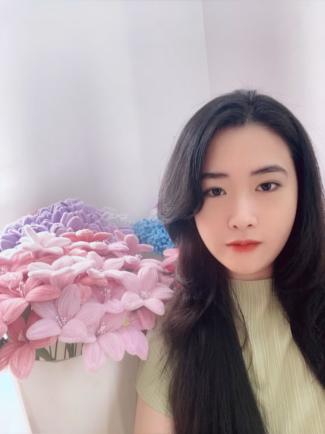 Các loại hoa handmade ở tiệm của Nguyệt Ánh được làm chủ yếu từ len, đất sét, giấy nhún. (Ảnh: NVCC) Các loại hoa handmade ở tiệm của Nguyệt Ánh được làm chủ yếu từ len, đất sét, giấy nhún. (Ảnh: NVCC)