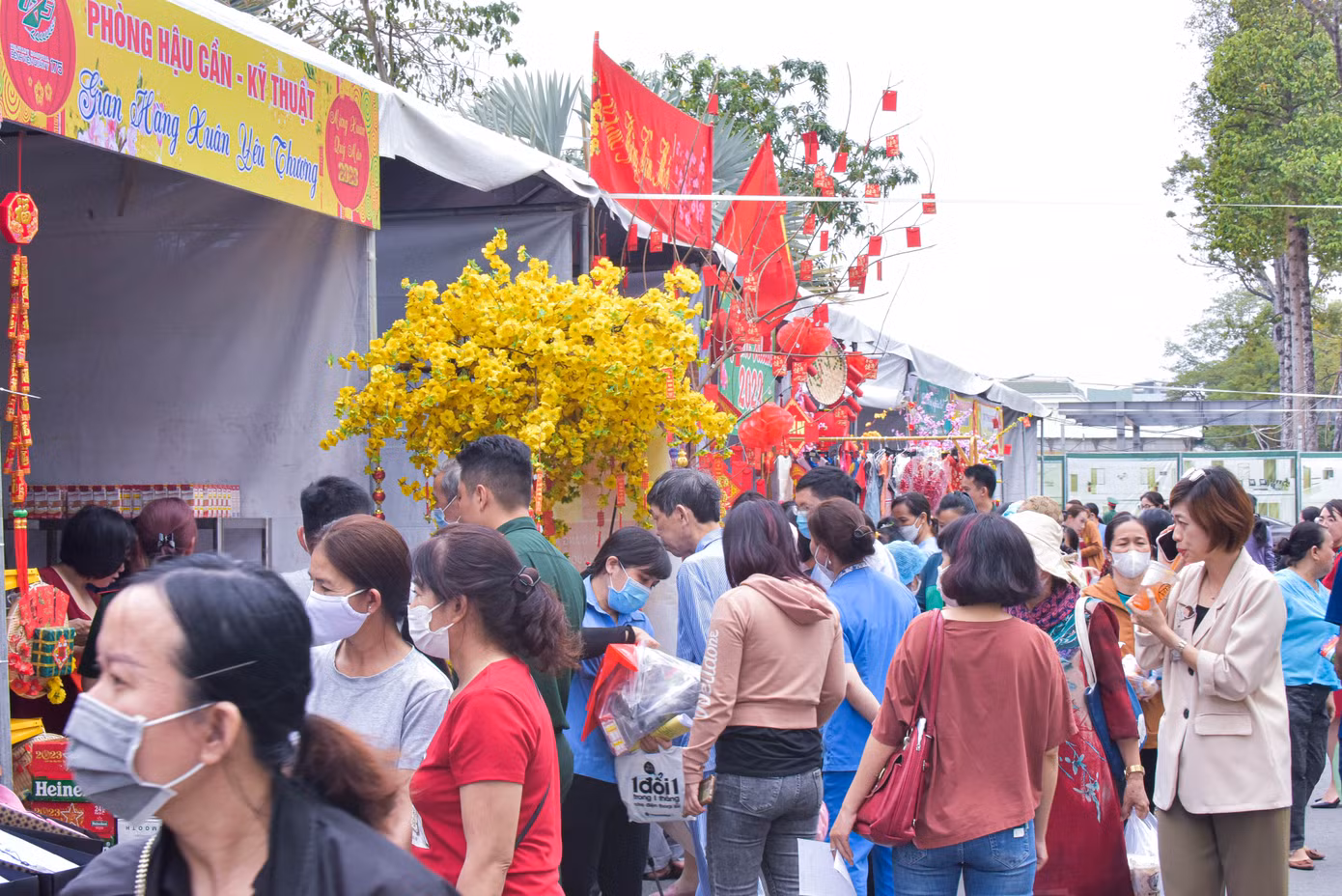 Không khí phiên chợ rộn ràng với 30 gian đa dạng các mặt hàng.