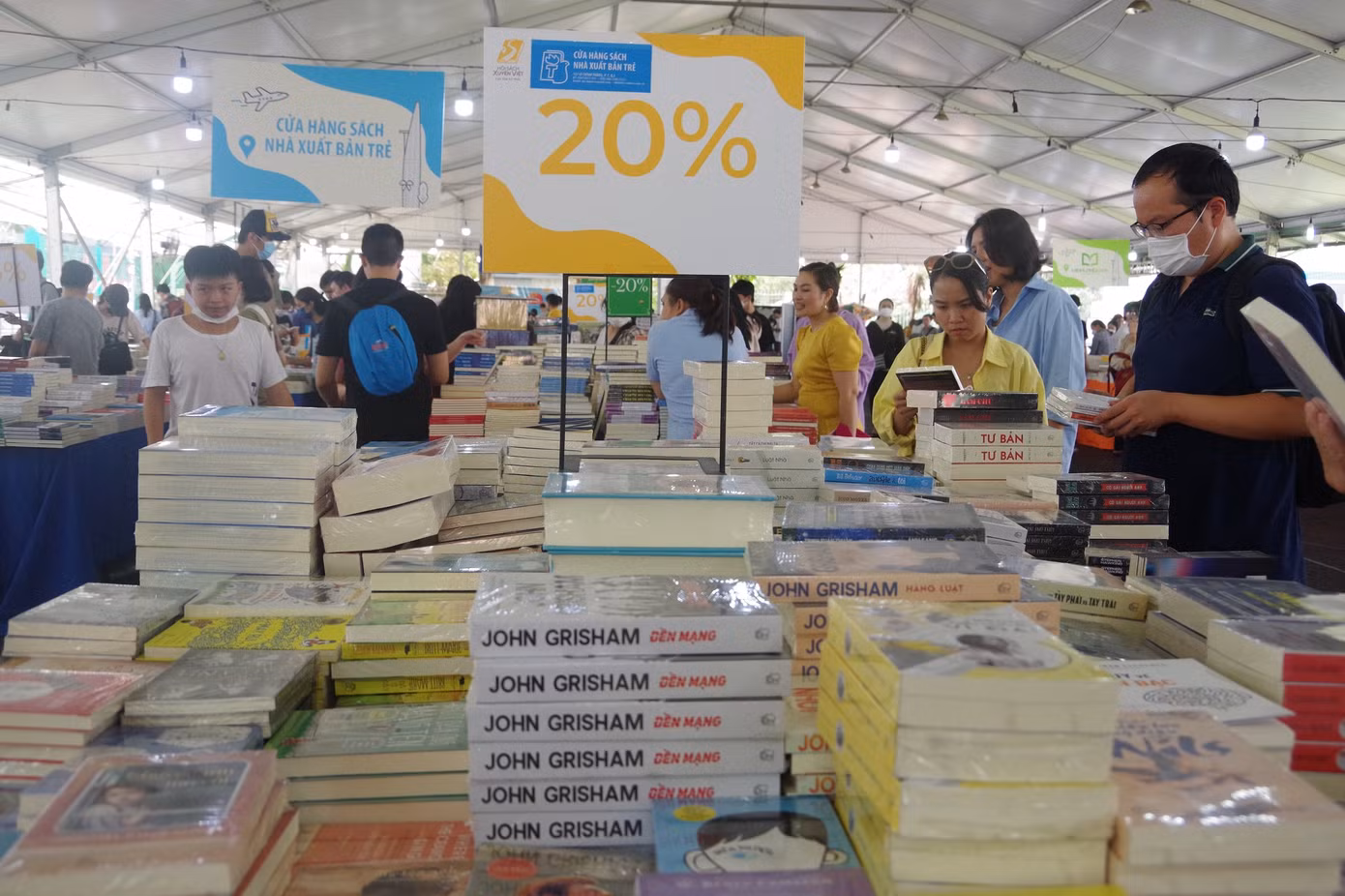 Hội sách Xuyên Việt 2023 giới thiệu những tựa sách thuộc nhiều thể loại đa dạng cho độc giả nhiều độ tuổi khác nhau như tâm lý, kinh doanh, marketing, sách thiếu nhi, truyện tranh, văn học trong nước và nước ngoài, lịch sử, văn hóa, khoa học…