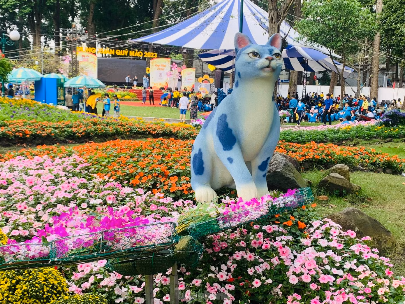 Linh vật của năm là những chú mèo dễ thương được bố trí tại các khu vực trong Hội hoa Xuân. (Ảnh: Phạm Nguyễn)