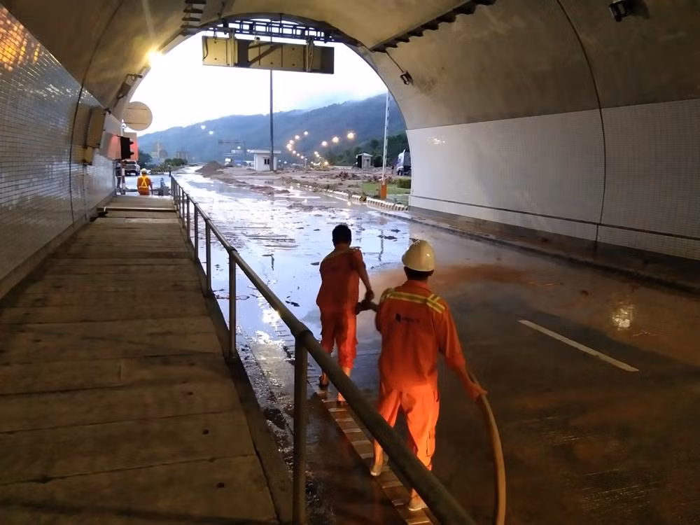 Sáng sớm 15/10, hầm Hải Vân gián đoạn do nước ngập, bùn đất cản trở giao thông.