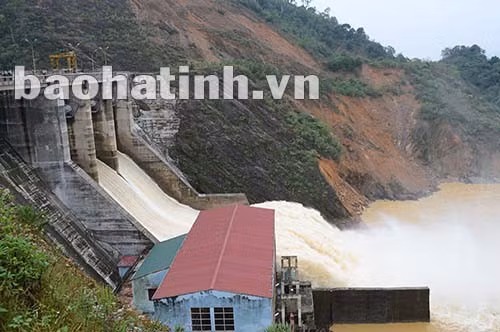 Thủy điện Hố Hô sẽ mở tự do 3 cánh cửa van cung, đưa mực nước về mức đáy tràn. Ảnh: Báo Hà Tĩnh