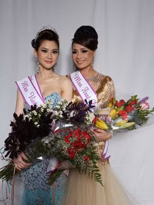  Chị Trương Thị Tuyết Nga cùng Tân Hoa hậu Phu nhân Việt Nam toàn cầu 2012 Trish Trâm Bùi (nhân viên y tế ở bang Washington – Mỹ)