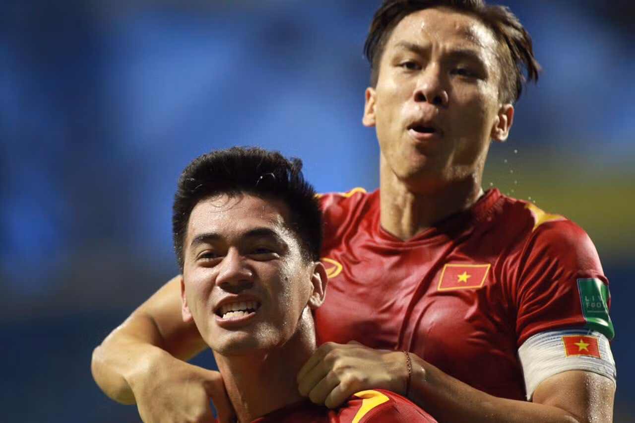 FIFA đánh giá cao tiền đạo Nguyễn Tiến Linh với 5 bàn thắng ở Vòng loại thứ 2 World Cup 2022 cho đội tuyển Việt Nam. Tiến Linh là mẫu trung phong thực thụ hiện nay của tuyển Việt Nam.
