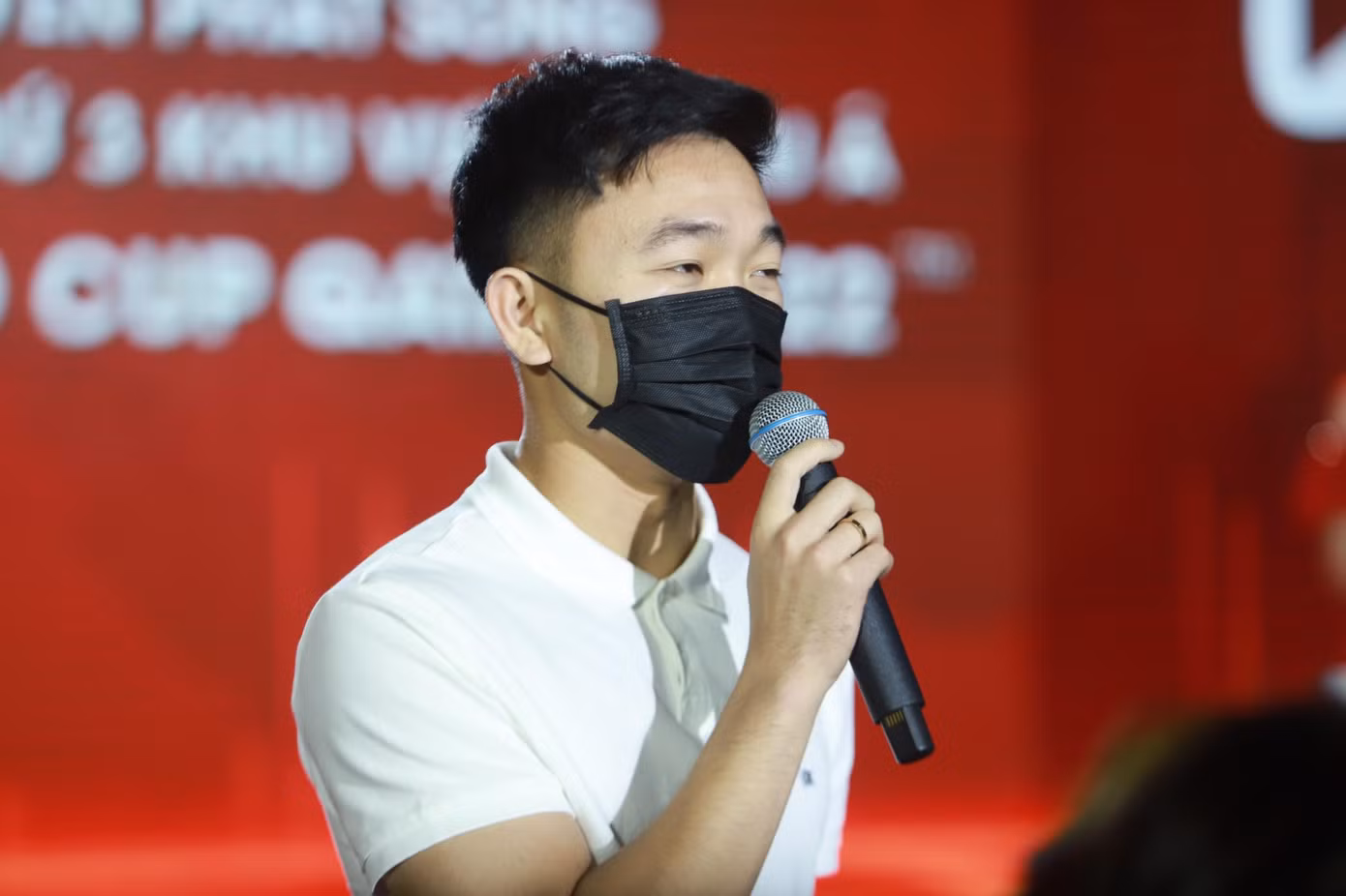 Tham dự sự kiện bốc thăm trực tuyến tại Hà Nội, tiền vệ Lương Xuân Trường toại nguyện khi tránh được đối đầu với Son Heung-min. Lương Xuân Trường vừa cùng tuyển Việt Nam dự Vòng loại thứ 2 World Cup 2022 tại UAE. Kết thúc thời gian cách ly tại Tp Hồ Chí Minh, Xuân Trường hôm nay đã có mặt tại Hà Nội. (ảnh Anh Tú)