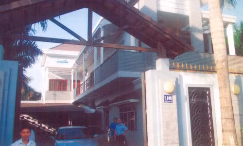 Cổng chính của ngôi nhà số 1108 