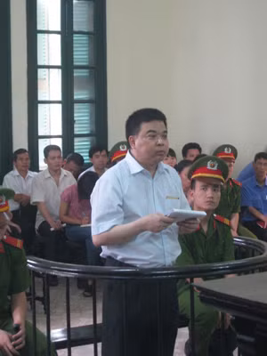 Ông Tiếng ra tòa sức khỏe kém, mặt bị phù, da thâm sạm. Ảnh: Bảo Thắng