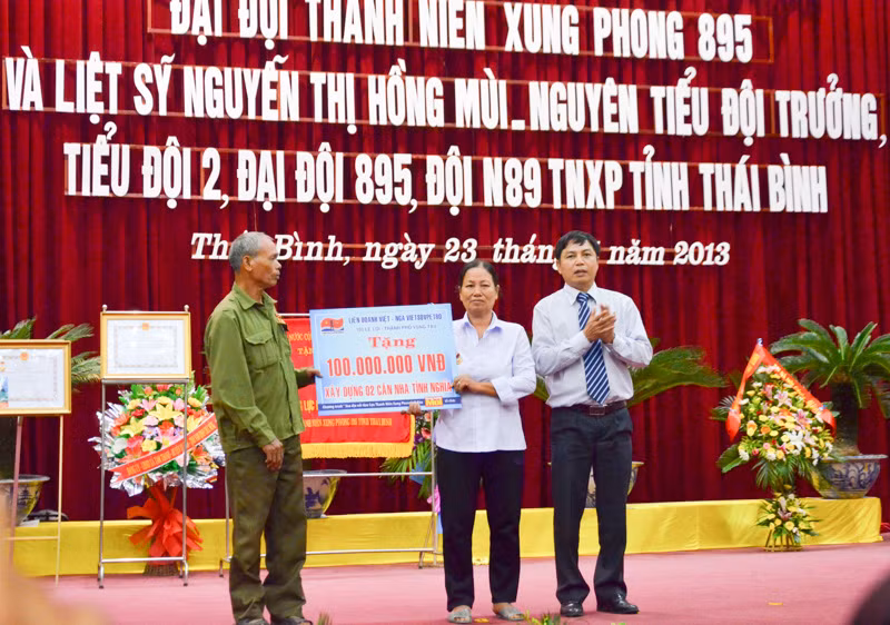 Đại diện Liên danh Việt Nga Vietsovpetro tặng tiền hỗ trợ xây dựng 02 căn nhà tình nghĩa cho các cựu thanh niên xung phong có hoàn cảnh khó khăn