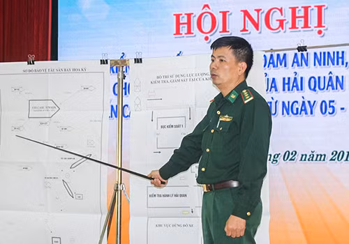 Tàu sân bay Mỹ USS Carl Vinson neo đậu cách bờ biển Đà Nẵng 1km ảnh 13