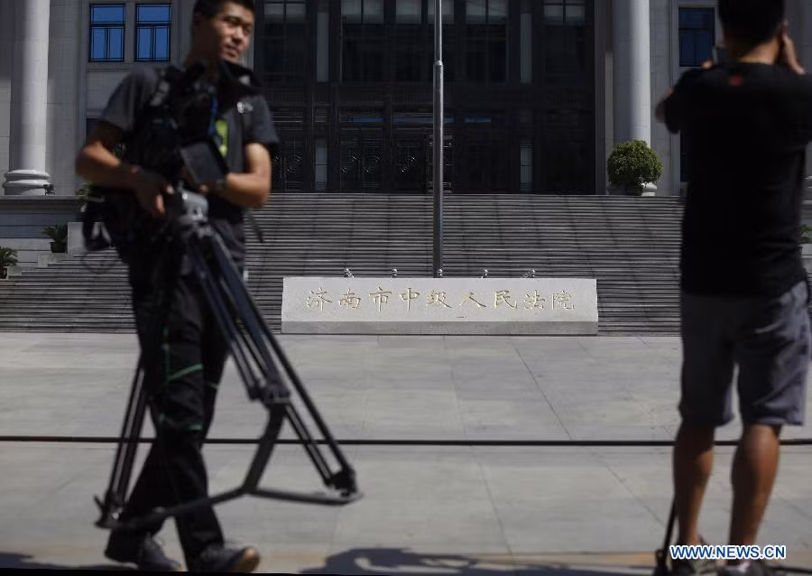 Truyền thông, báo chí cập nhật thông tin về phiên tòa xét xử ông Bạc Hy Lai ngay bên ngoài tòa án 