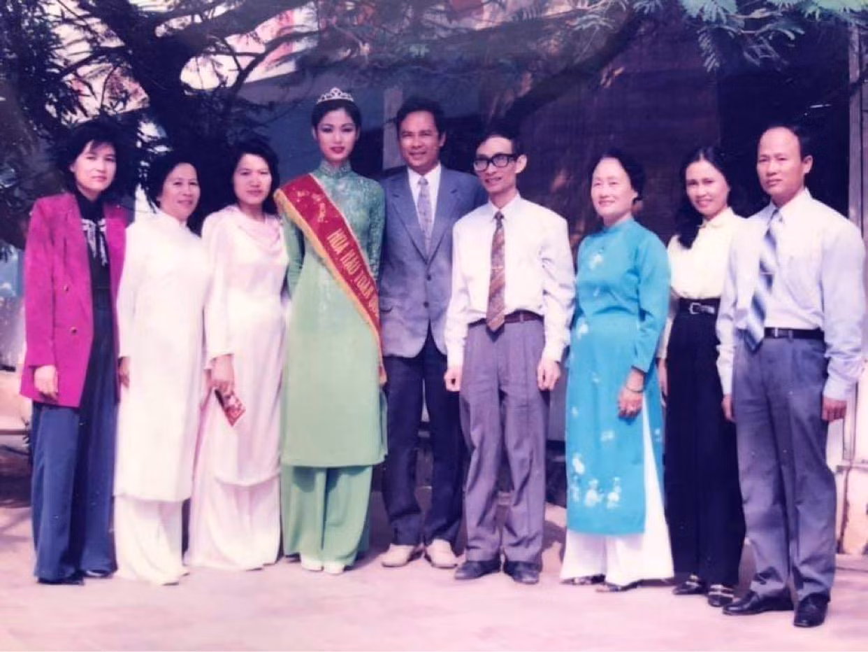 Hoa Hậu Thu Thủy và các thầy cô chủ nhiệm nhân ngày về thăm trường cũ ngày 29/10/1994.