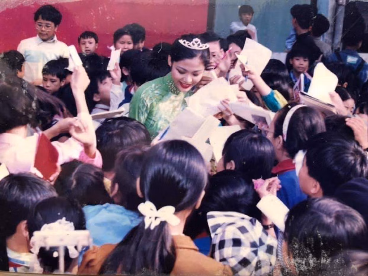 Hoa Hậu Thu Thủy về thăm trường cũ ngày 29/10/1994.