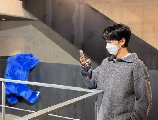 Lee Seung-gi đã đăng một bức ảnh trên Instagram của mình vào ngày 15 cùng với câu "Đã lâu không gặp".