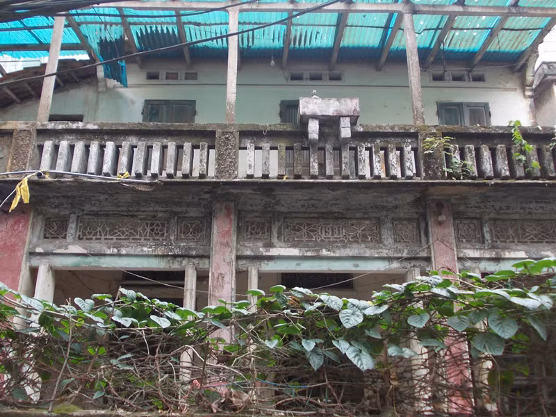 Rêu phong đã phủ kín ngôi nhà ngõ Chùa Nền