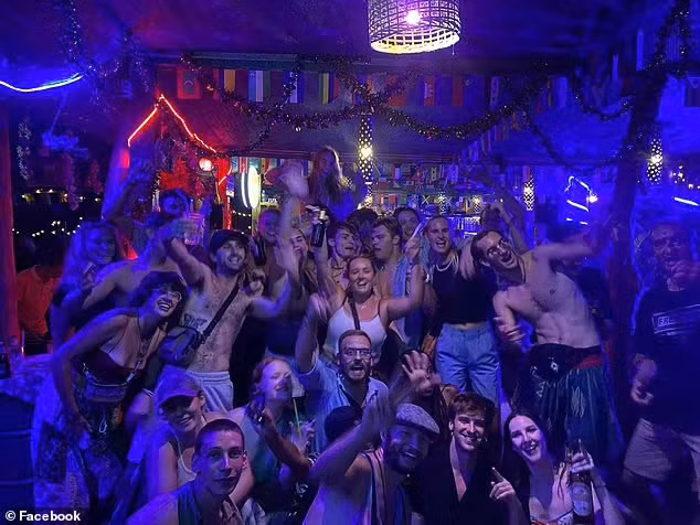 Du khách quốc tế tiệc tùng đêm tại một trong những quán bar nổi tiếng nhất Vang Vieng. Ảnh: Facebook Du khách quốc tế tiệc tùng đêm tại một trong những quán bar nổi tiếng nhất Vang Vieng. Ảnh: Facebook
