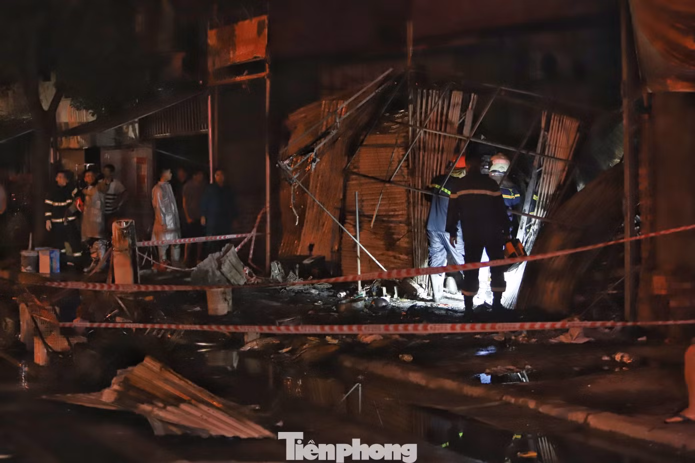 Toàn bộ phần mái và tôn ở ngoài đã biến dạng. Toàn bộ phần mái và tôn ở ngoài đã biến dạng.
