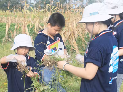Bạn trẻ tập làm nông dân để biết sẻ chia. Bạn trẻ tập làm nông dân để biết sẻ chia