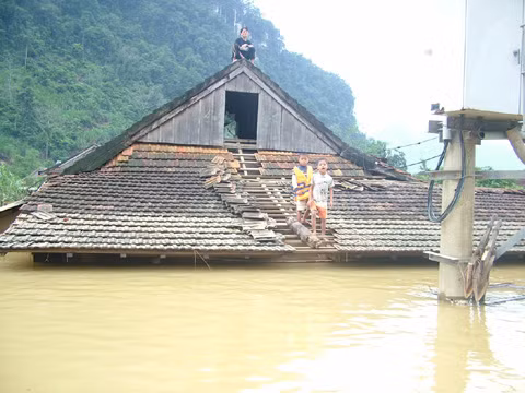 Nước ngập tận mái nhà ở rốn lũ Tân Hóa (Minh Hóa, Quảng Bình)