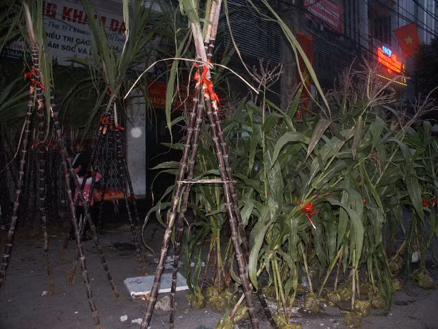 Mua lộc. Ảnh: Lam Khê 