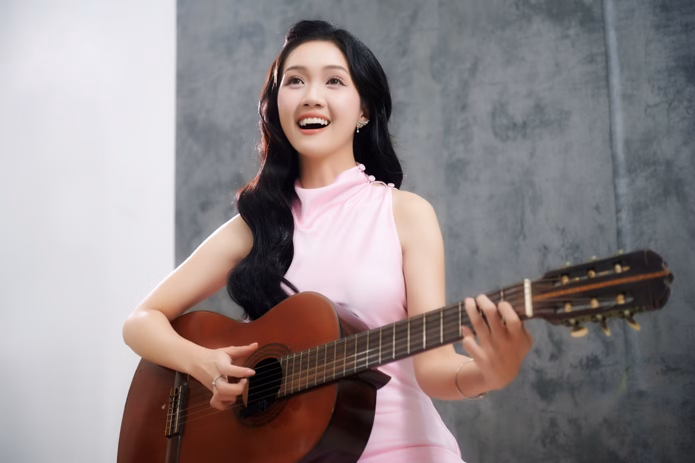 Mỹ Vân từng giành giải Á khôi 1, Hoa khôi Áo dài ở cuộc thi Nét đẹp sinh viên năm 2019 của Đại học Tôn Đức Thắng, TPHCM. Cô dự định thi Hoa hậu Việt Nam 2 năm trước nhưng phải tạm hoãn vì chưa thể sắp xếp lịch trình cá nhân và học tập.