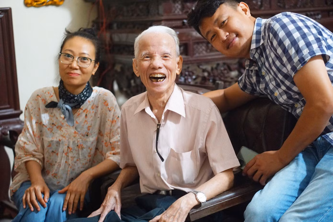 Đạo diễn Nguyễn Khắc Lợi cùng các học trò.