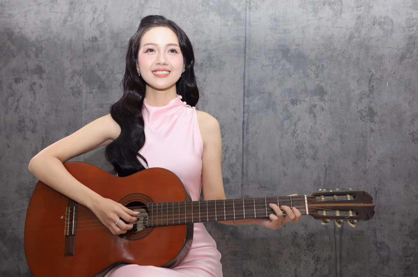 Trước đêm chung khảo, ê-kíp và dàn thí sinh cùng chuẩn bị buổi tiệc bất ngờ cho Mỹ Vân Đó cũng là lần đầu Mỹ Vân đón sinh nhật xa nhà, nhưng cô thấy rất ấm áp.