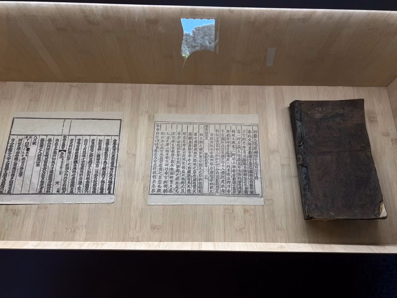 Ghi chép về việc vua Lê Thánh Tông cho mở rộng Quốc Tử Giám năm 1483, còn lưu trong Khâm định Việt sử thông giám cương mục. Ảnh: NGỌC ÁNH.