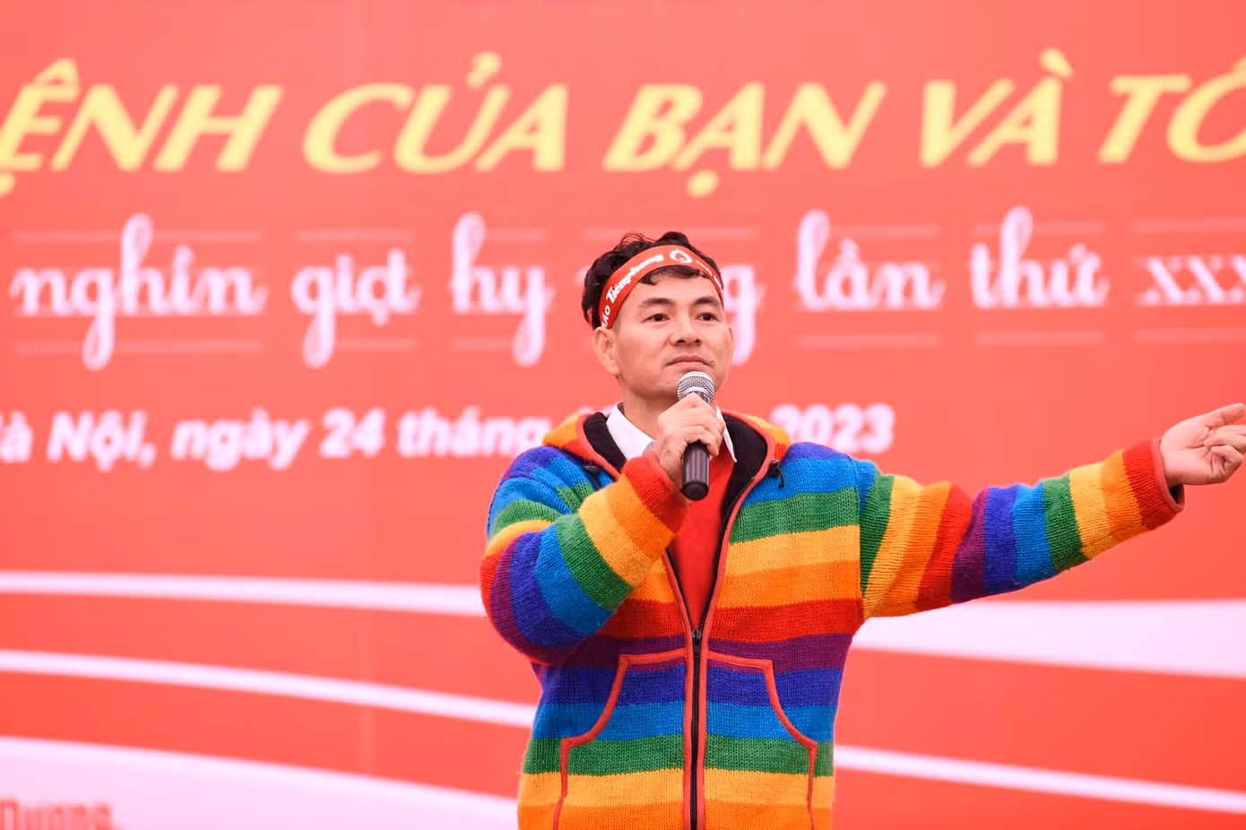 Sáng ngày 24/12, tại ĐH Bách khoa Hà Nội, diễn ra Ngày hội 'Chủ Nhật Đỏ 2024'. NSƯT Xuân Bắc, NSND Minh Hòa, diễn viên Thanh Hương cùng nhiều nghệ sĩ hào hứng đồng hành với chương trình ý nghĩa.