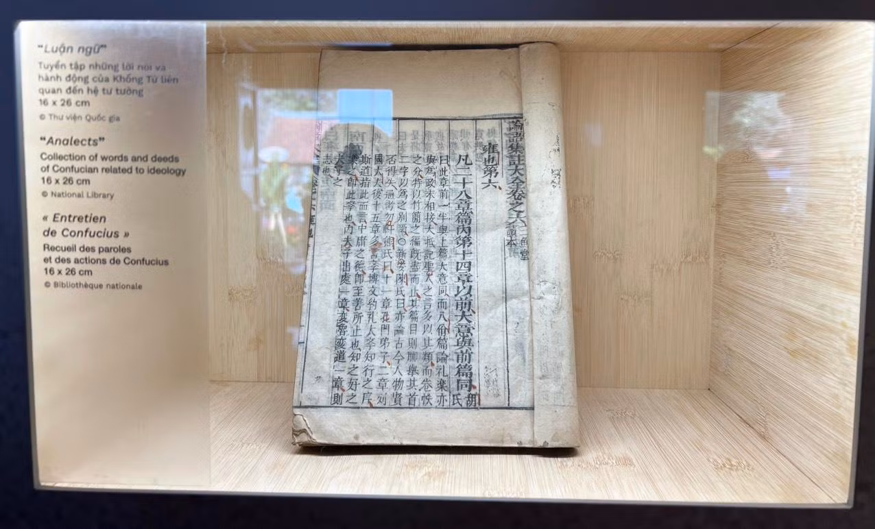 Luận ngữ - tuyển tập lời nói và hành động của Khổng Tử liên quan đến hệ tư tưởng - được trưng bày tại Văn Miếu - Quốc Tử Giám. Ảnh: NGỌC ÁNH.