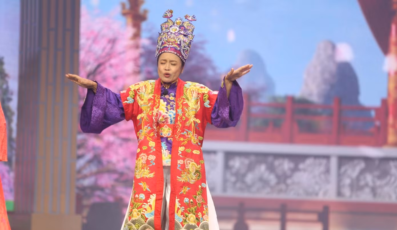 Nghệ sĩ Tú Oanh lần đầu tham gia Táo Quân, đảm nhận vai Táo Văn thể ở Táo Quân 2024. Nghệ sĩ Tú Oanh lần đầu tham gia Táo Quân, đảm nhận vai Táo Văn thể ở Táo Quân 2024.