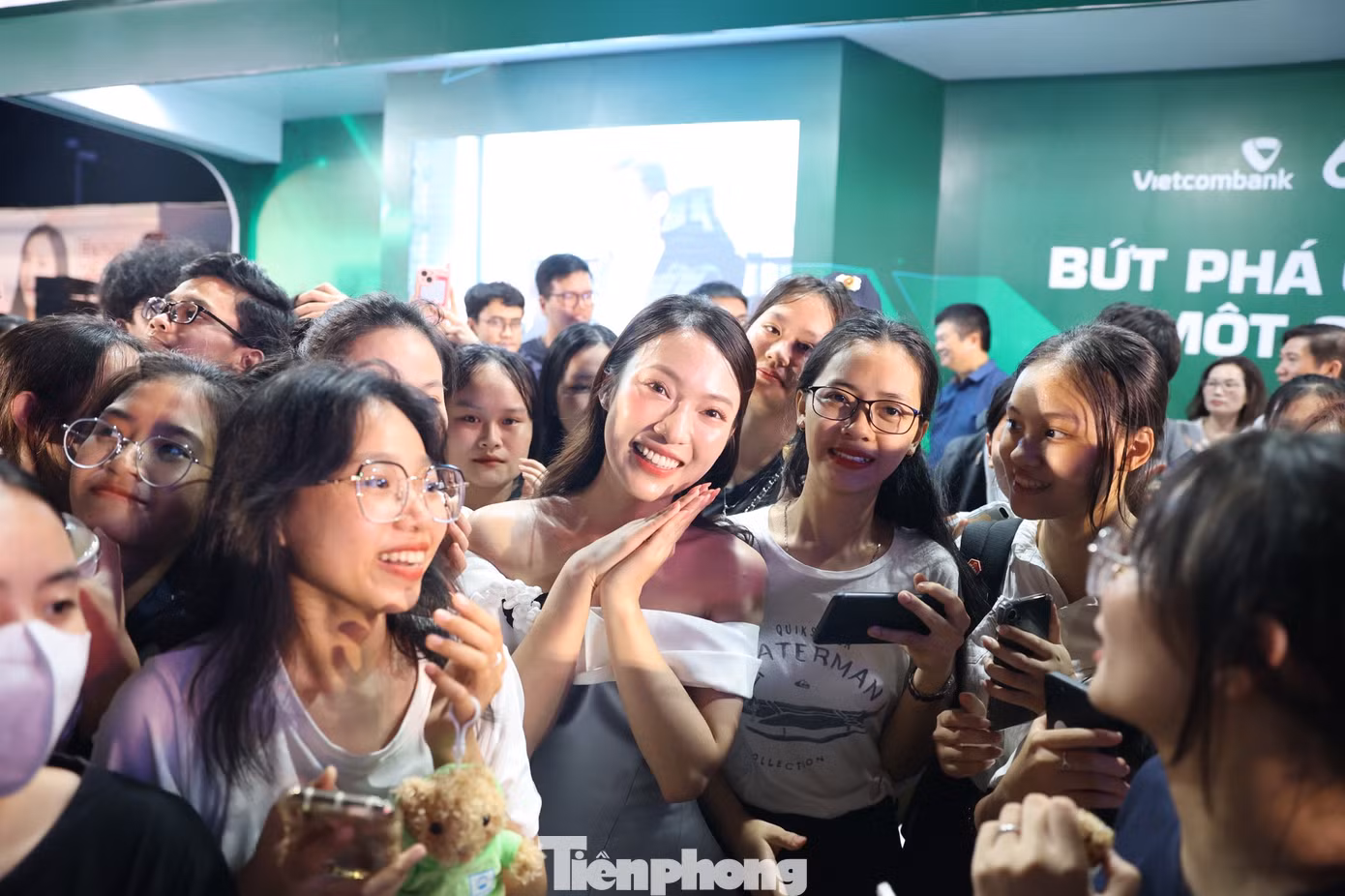 Tại lễ khai mạc, Khánh Vy ấn tượng vì Ngày thẻ Việt Nam 2023 - Sóng Festival được tổ chức hoành tráng, quy mô. Các gian hàng cũng rất chỉn chu và hấp dẫn. Tại lễ khai mạc, Khánh Vy ấn tượng vì Ngày thẻ Việt Nam 2023 - Sóng Festival được tổ chức hoành tráng, quy mô. Các gian hàng cũng rất chỉn chu và hấp dẫn.