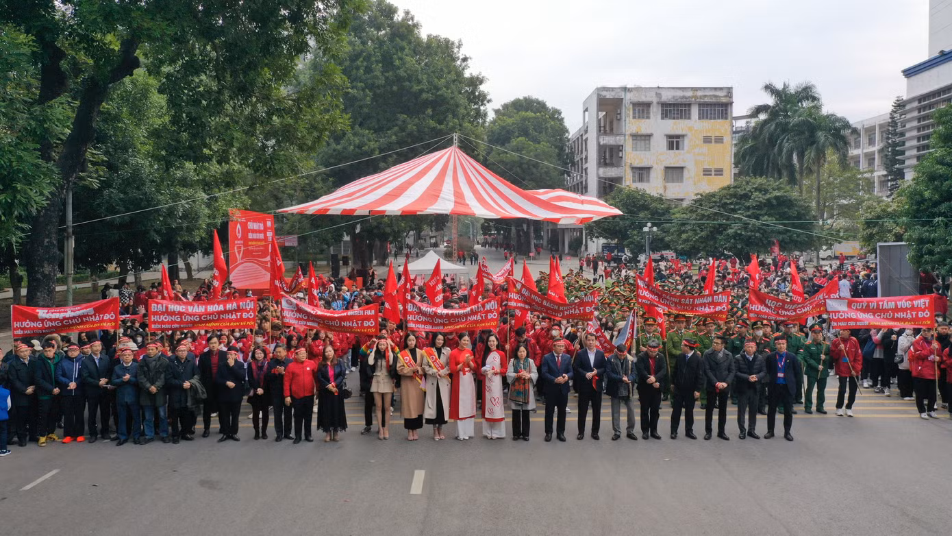 Chương trình 'Chủ Nhật Đỏ' do Báo Tiền Phong chủ trì, phối hợp với Ủy ban An toàn Giao thông Quốc gia, Viện Huyết học - Truyền máu T.Ư, Ban Chỉ đạo Vận động hiến máu tình nguyện, T.Ư Đoàn TNCS Hồ Chí Minh các tỉnh/thành phố và một số đơn vị tổ chức trên phạm vi toàn quốc.