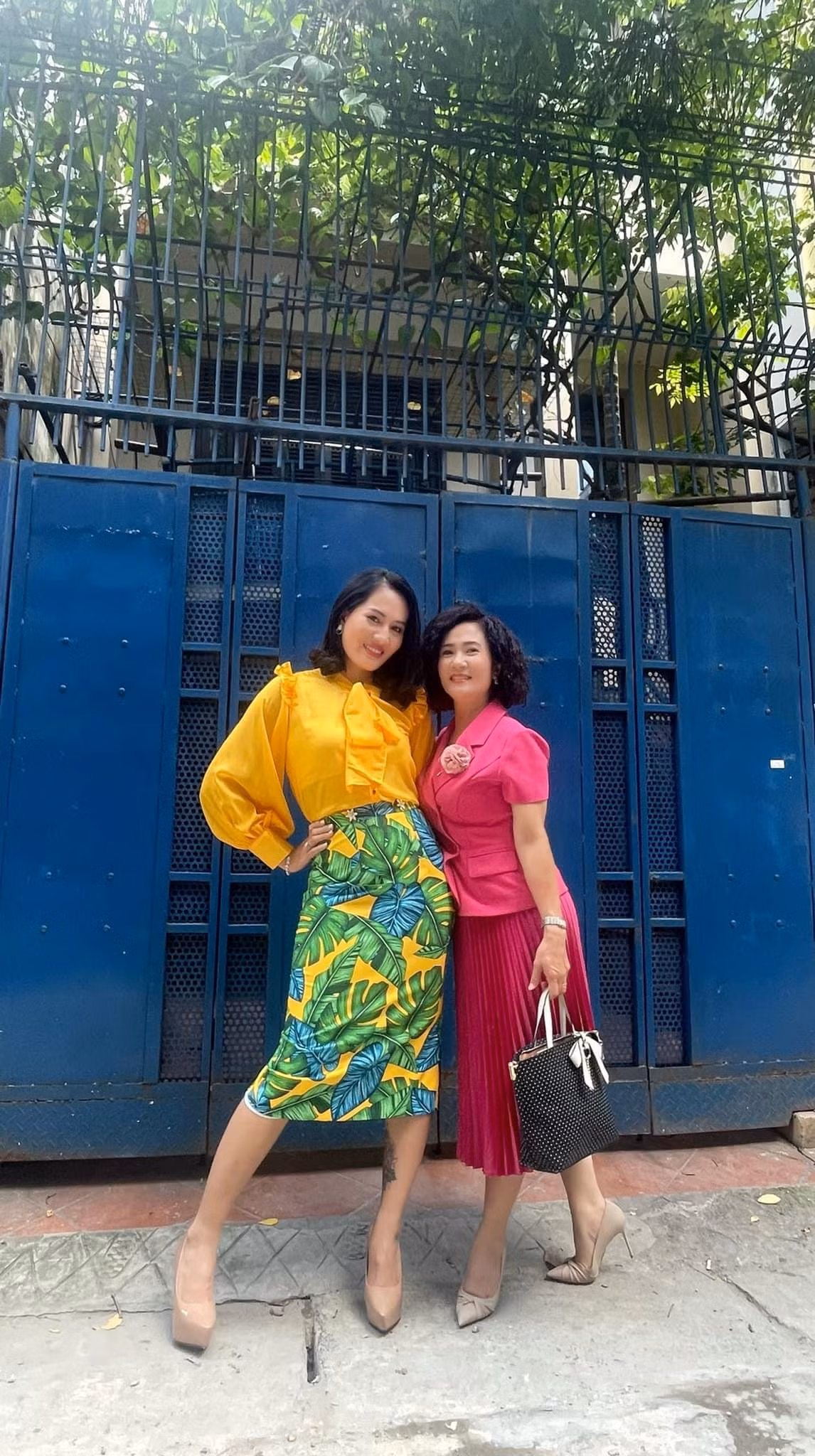 Trong loạt ảnh chụp chung, diễn viên Minh Cúc hài hước chú thích đây là "hội phu nhân" của phim. Trong khi bà Bằng có chức quyền, được các doanh nghiệp hậu thuẫn thì Thảo- vợ Tuấn (Doãn Quốc Đam) là người phụ nữ có cuộc sống xa hoa, mỗi ngày chỉ việc bỏ tiền ra đếm để giết thời gian (theo lời Tuấn).