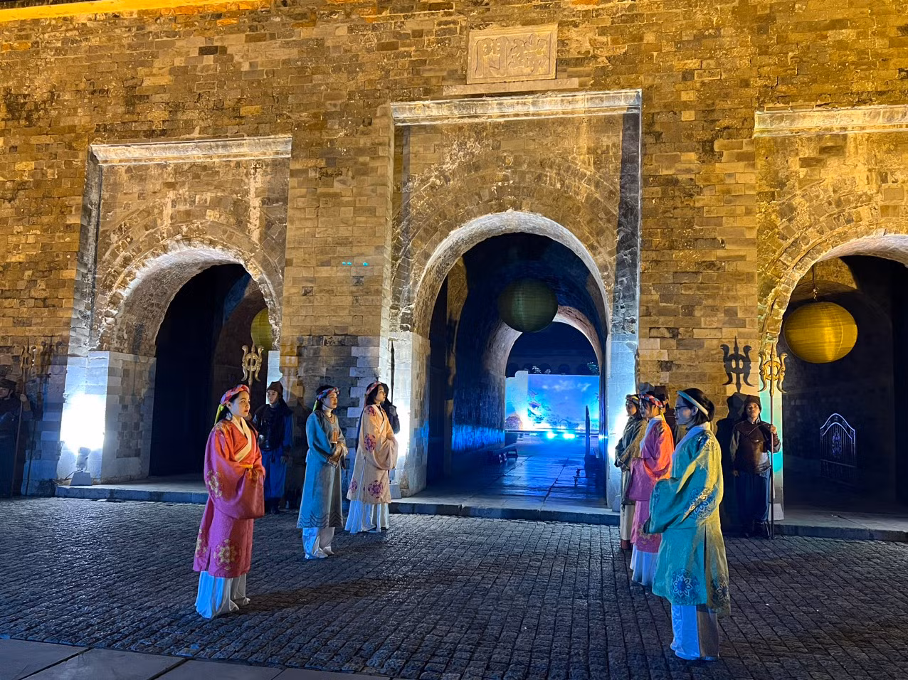 Tour đêm Hoàng cung Thăng Long - Một trải nghiệm độc đáo khởi động từ tháng 2/2023, được kỳ vọng là điểm sáng thu hút khách du lịch quốc tế đến với Hà Nội nói riêng và Việt Nam nói chung. Tối 4/1/2023, Trung tâm Bảo tồn Di sản Thăng Long - Hà Nội tổ chức lễ ra mắt, giới thiệu những trải nghiệm dành riêng cho khách quốc tế.