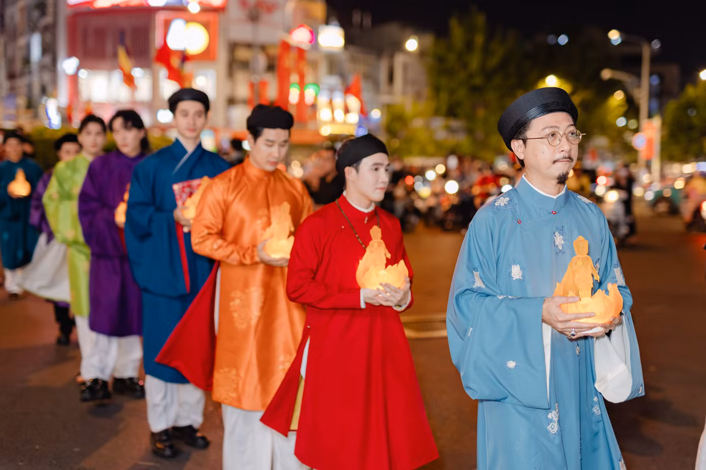 Các nghệ sĩ tham gia buổi lễ gồm NSND Trịnh Kim Chi, NSƯT Lê Tứ, Hứa Minh Đạt, Huỳnh Lập, Khải Đăng, Châu Đăng Khoa, Thuận Nguyễn, Diệp Lâm Anh, Vân Trang, MC Nguyên Khang...