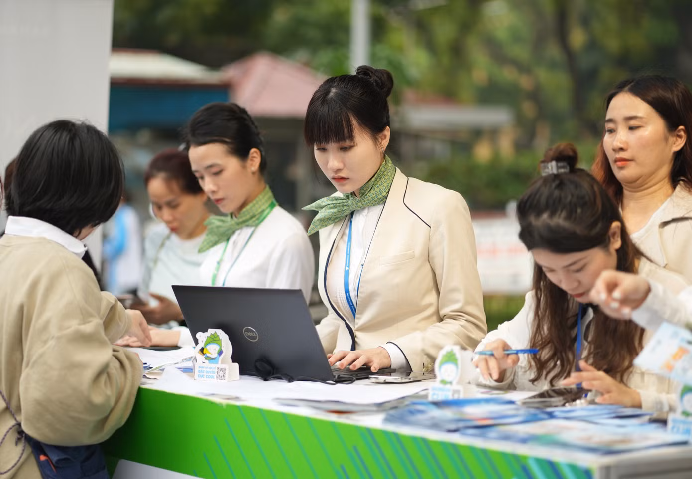 Các hãng hàng không tung ra nhiều mã giảm giá cho khách bay chặng quốc tế. Nhằm kích cầu du lịch, các doanh nghiệp lữ hành, hàng không, khách sạn tung ra tại hội chợ 10.000 tour khuyến mại và một lượng lớn vé máy bay giá rẻ. Ảnh: TRỌNG QUÂN.