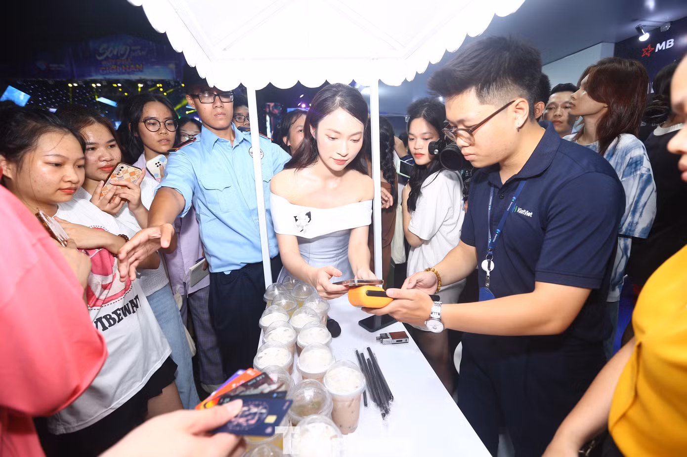 Gian hàng của Ngân hàng TMCP Quân đội (MB) càng thêm tấp nập với sự xuất hiện của đại sứ Ngày Thẻ Việt Nam 2023. Gian hàng của Ngân hàng TMCP Quân đội (MB) càng thêm tấp nập với sự xuất hiện của đại sứ Ngày Thẻ Việt Nam 2023.