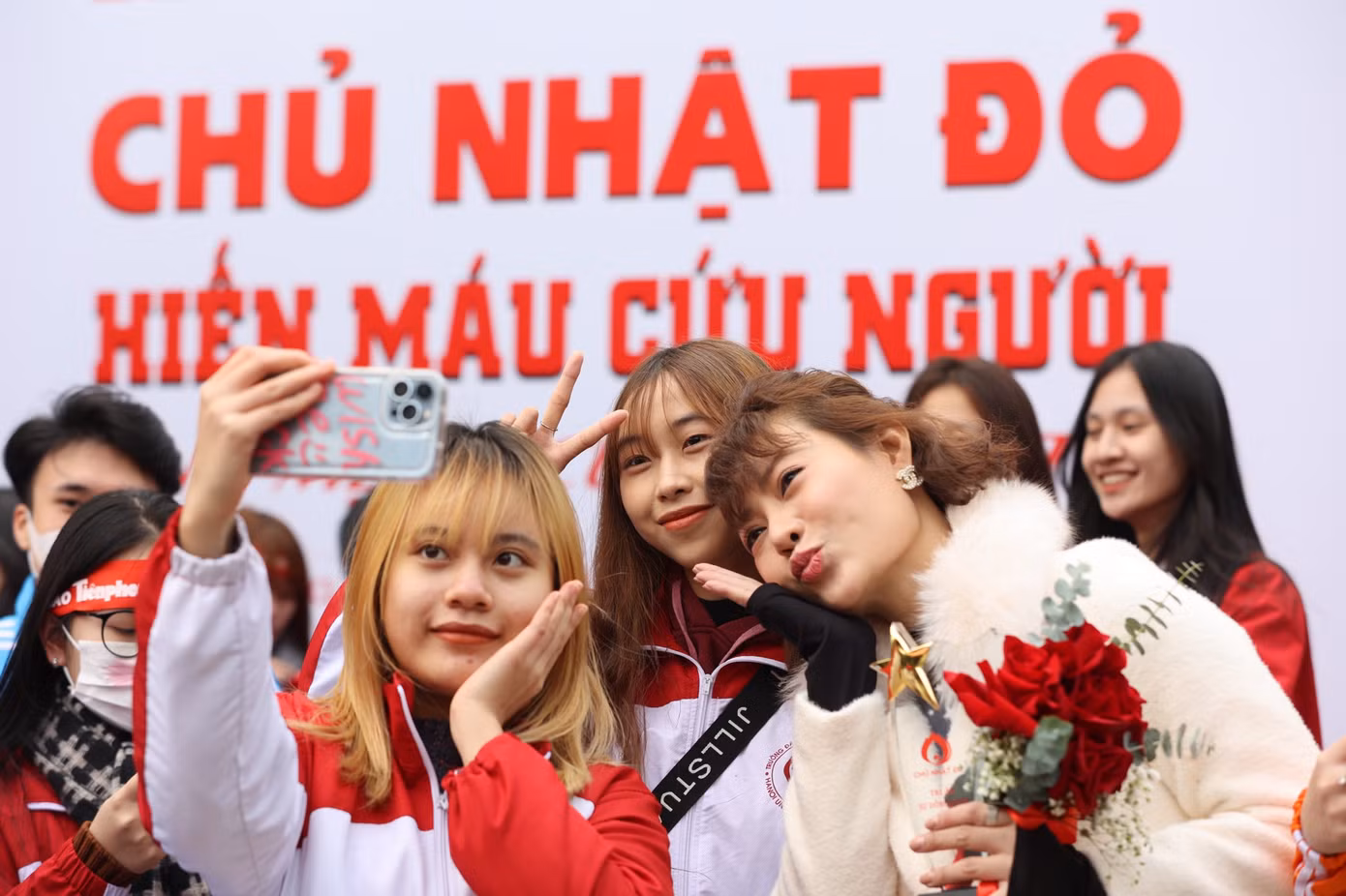 Diễn viên Cuộc đời vẫn đẹp sao có khoảnh khắc đẹp cùng người hâm mộ.
