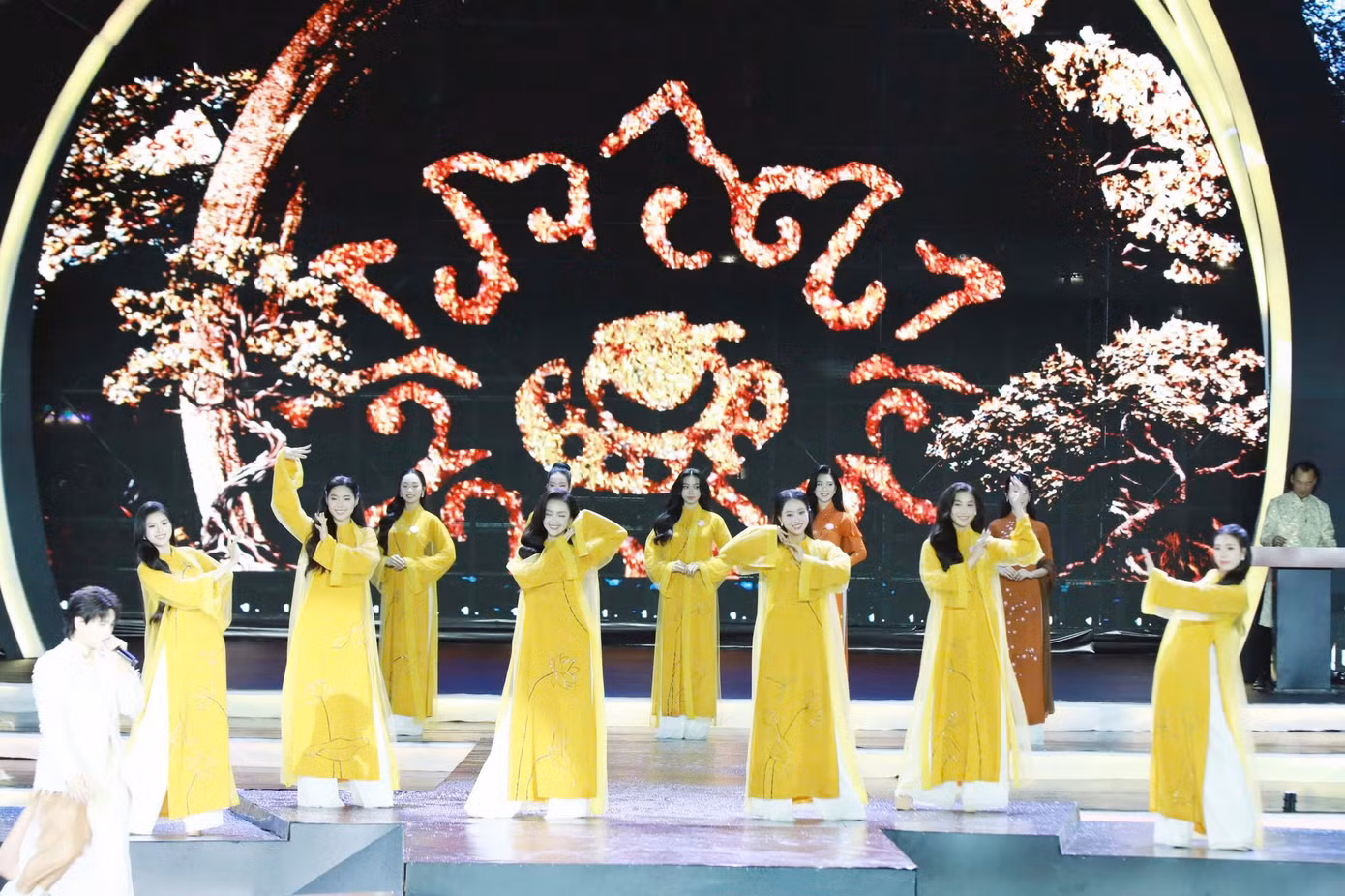 Màn trình diễn áo dài Bắc - Trung - Nam. Ảnh: Hồng Vĩnh, Như Ý. Màn trình diễn áo dài Bắc - Trung - Nam. Ảnh: Hồng Vĩnh, Như Ý.