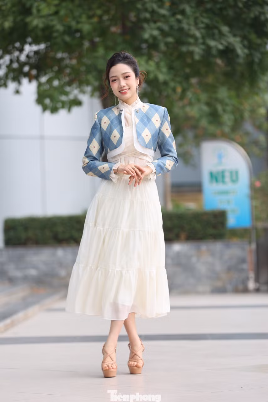 "Tôi mong những chương trình như Nâng bước thủ khoa được lan tỏa rộng rãi hơn để nhiều bạn trẻ được truyền động lực, cảm hứng sống, vươn lên, vượt qua nghịch cảnh", Người đẹp Nhân ái Ngọc Mai bày tỏ.