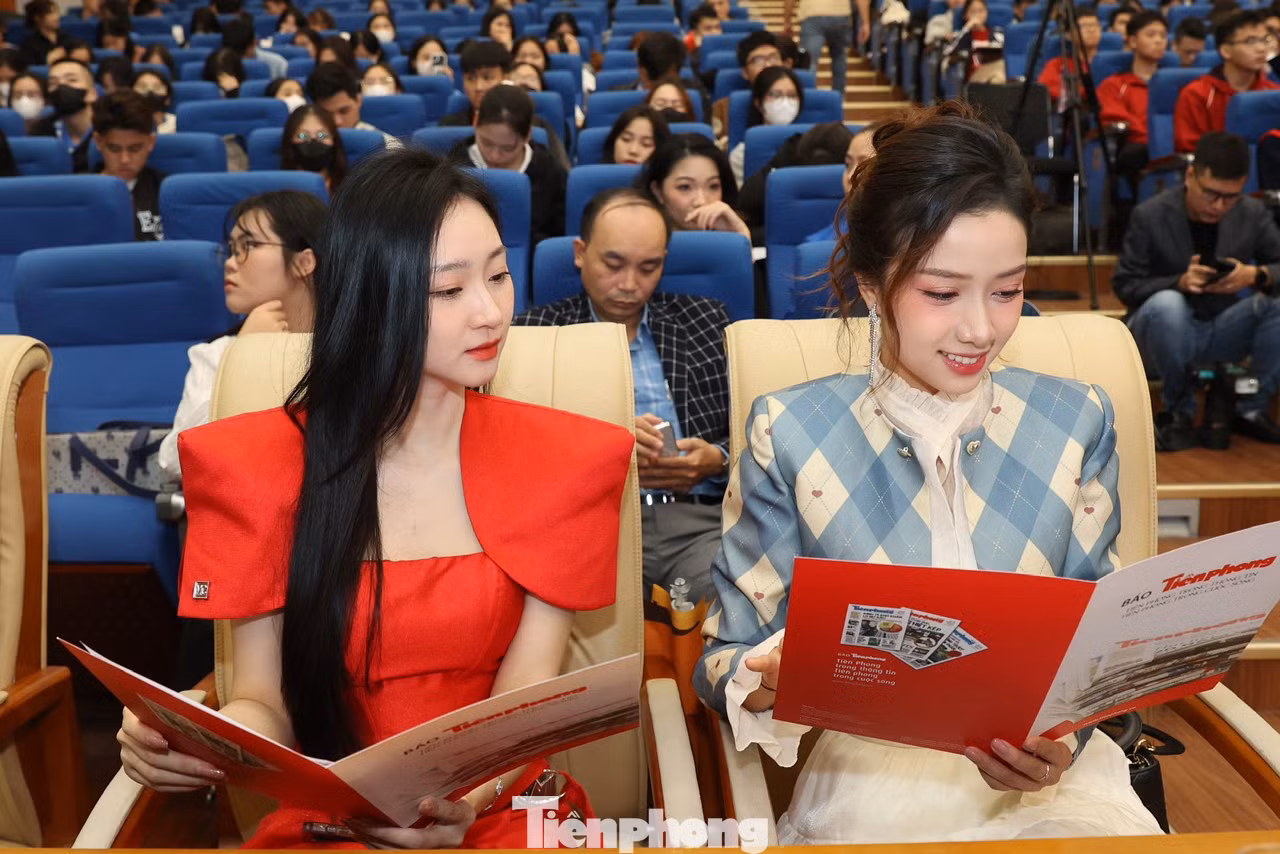 Chương trình Nâng bước thủ khoa là hoạt động thường niên trong chuỗi hoạt động của Quỹ Hỗ trợ Tài năng trẻ Việt Nam và báo Tiền Phong. Chương trình nhằm tuyên dương, trao học bổng tặng các tân thủ khoa và sinh viên có hoàn cảnh khó khăn, đạt thứ hạng cao đầu vào các trường đại học, học viện trong cả nước. Nâng bước thủ khoa 2023 diễn ra trực tuyến tại 2 điểm cầu Hà Nội và TPHCM sáng 9/1.