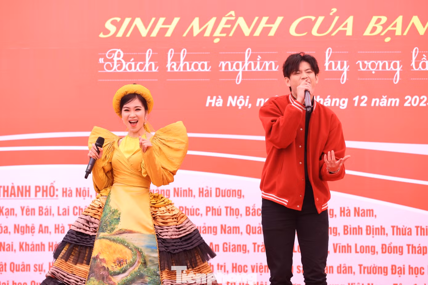 Nữ ca sĩ hát ca khúc Xẩm Hà Nội mở màn chương trình. Hà Myo cũng là nghệ sĩ tích cực tham gia các chương trình hiến máu tình nguyện.