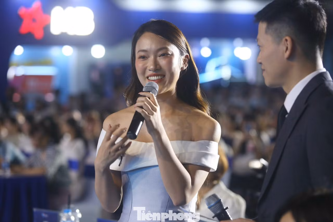 Tối 6/10, Ngày thẻ Việt Nam 2023 - Sóng Festival khai mạc tại SVĐ trường Đại học sư phạm Hà Nội. Sự kiện được Ngân hàng Nhà nước Việt Nam chỉ đạo, báo Tiền Phong phối hợp với Công ty Cổ phần Thanh toán quốc gia Việt Nam (NAPAS) tổ chức. MC Khánh Vy tiếp tục đồng hành năm thứ hai liên tiếp với Ngày Thẻ Việt Nam 2023 với vai trò đại sứ. Tối 6/10, Ngày thẻ Việt Nam 2023 - Sóng Festival khai mạc tại SVĐ trường Đại học sư phạm Hà Nội. Sự kiện được Ngân hàng Nhà nước Việt Nam chỉ đạo, báo Tiền Phong phối hợp với Công ty Cổ phần Thanh toán quốc gia Việt Nam (NAPAS) tổ chức. MC Khánh Vy tiếp tục đồng hành năm thứ hai liên tiếp với Ngày Thẻ Việt Nam 2023 với vai trò đại sứ.