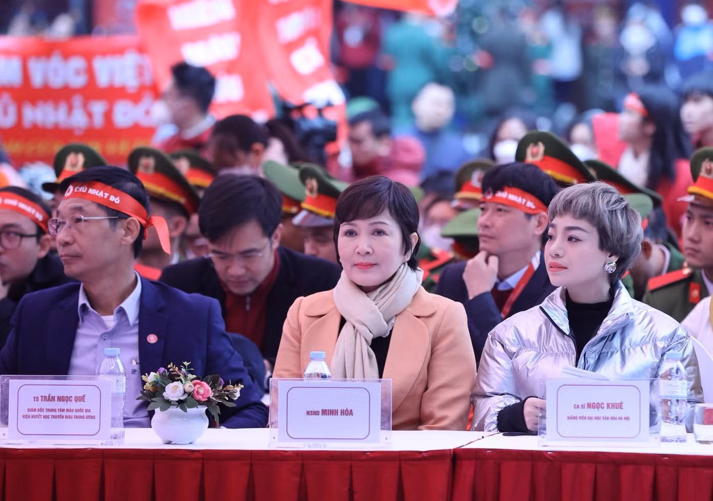 NSND Minh Hòa, ca sĩ Ngọc Khuê đồng hành với 'Chủ Nhật Đỏ' lần thứ 24. NSND Minh Hòa nói lời tri ân tới chương trình, các bạn sinh viên, thanh niên đã tham gia hiến máu. Cách đây 5 năm, NSND Minh Hòa bị ốm và cần truyền máu gấp. Kể từ đó, chị cảm nhận sâu sắc thông điệp Hiến máu cứu người – Sinh mệnh của bạn và tôi.