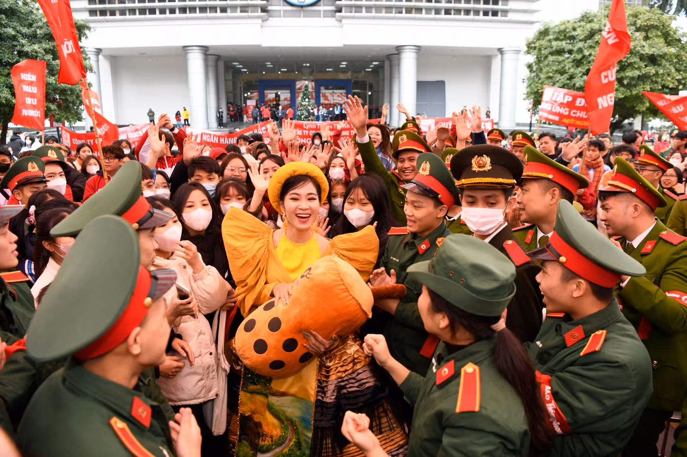 Ca sĩ Hà Myo trong vòng vây của người hâm mộ.