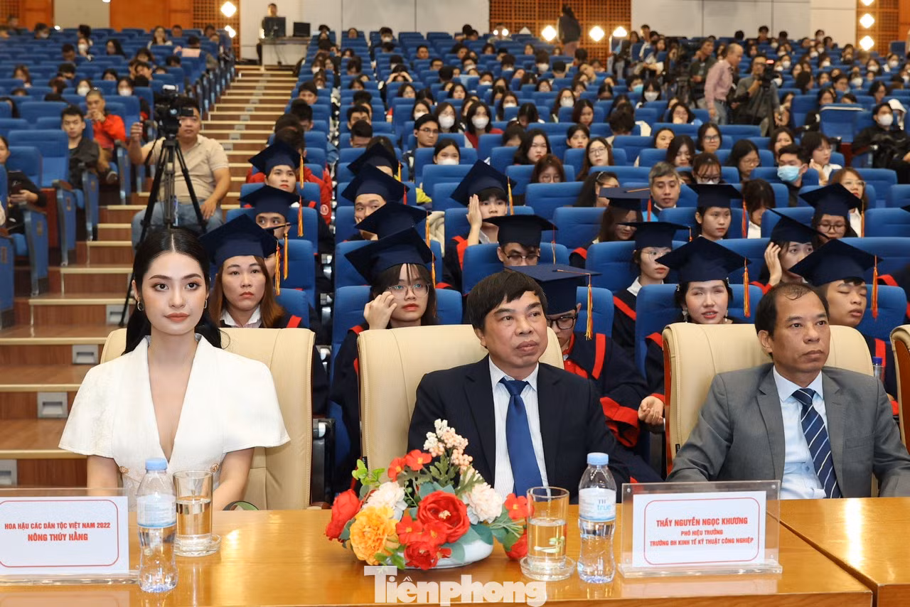 Nông Thúy Hằng là cựu sinh viên chuyên ngành Kinh doanh Quốc tế - Viện Thương mại và Kinh tế Quốc tế thuộc trường Đại học Kinh tế Quốc dân. Cô nhiều lần tham gia các chương trình khuyến học, hỗ trợ học sinh nghèo vượt khó.