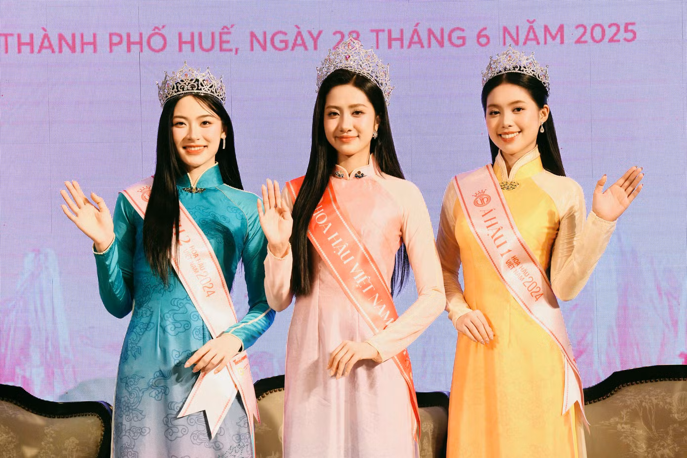 Top 3 Hoa hậu Việt Nam 2024 trong buổi giao lưu đầu tiên sau đăng quang. Ảnh: Hồng Vĩnh.