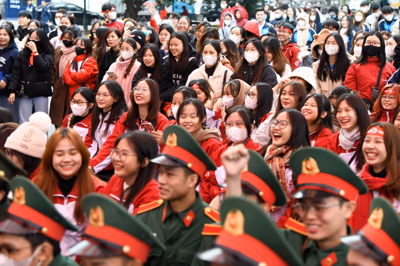 Hàng trăm sinh viên hào hứng trong chương trình khai mạc.