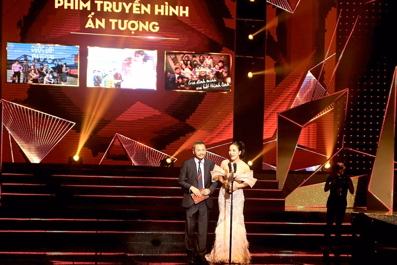 NSND Trung Anh và MC Thụy Vân công bố giải thưởng hạng mục Phim truyền hình ấn tượng.