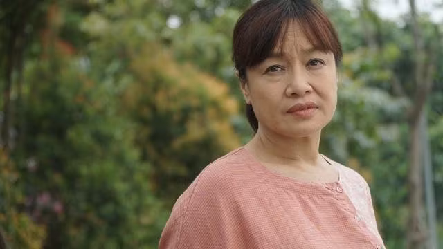 Nghệ sĩ Tú Oanh là gương mặt quen thuộc trên sân khấu Nhà hát Tuổi trẻ, nhưng hầu như không xuất hiện ở màn ảnh nhỏ. Năm 2021 đánh dấu sự trở lại màn ảnh nhỏ của chị với vai bà Bích trong Hương vị tình thân sau khi chị nghỉ chế độ sớm ở Nhà hát. Những năm sau đó, chị trở lại tham gia phim truyền hình trên sóng giờ vàng. Nghệ sĩ Tú Oanh từng chia sẻ với Tiền Phong rằng làm nghề không vì mục đích nổi tiếng, bởi nghệ thuật với chị là đam mê. Thời trẻ, Tú Oanh nhận được không ít lời mời, cơ hội để nổi tiếng nhiều hơn, song chị chọn lùi lại làm hậu phương. Nghệ sĩ Tú Oanh là gương mặt quen thuộc trên sân khấu Nhà hát Tuổi trẻ, nhưng hầu như không xuất hiện ở màn ảnh nhỏ. Năm 2021 đánh dấu sự trở lại màn ảnh nhỏ của chị với vai bà Bích trong Hương vị tình thân sau khi chị nghỉ chế độ sớm ở Nhà hát. Những năm sau đó, chị trở lại tham gia phim truyền hình trên sóng giờ vàng. Nghệ sĩ Tú Oanh từng chia sẻ với Tiền Phong rằng làm nghề không vì mục đích nổi tiếng, bởi nghệ thuật với chị là đam mê. Thời trẻ, Tú Oanh nhận được không ít lời mời, cơ hội để nổi tiếng nhiều hơn, song chị chọn lùi lại làm hậu phương.